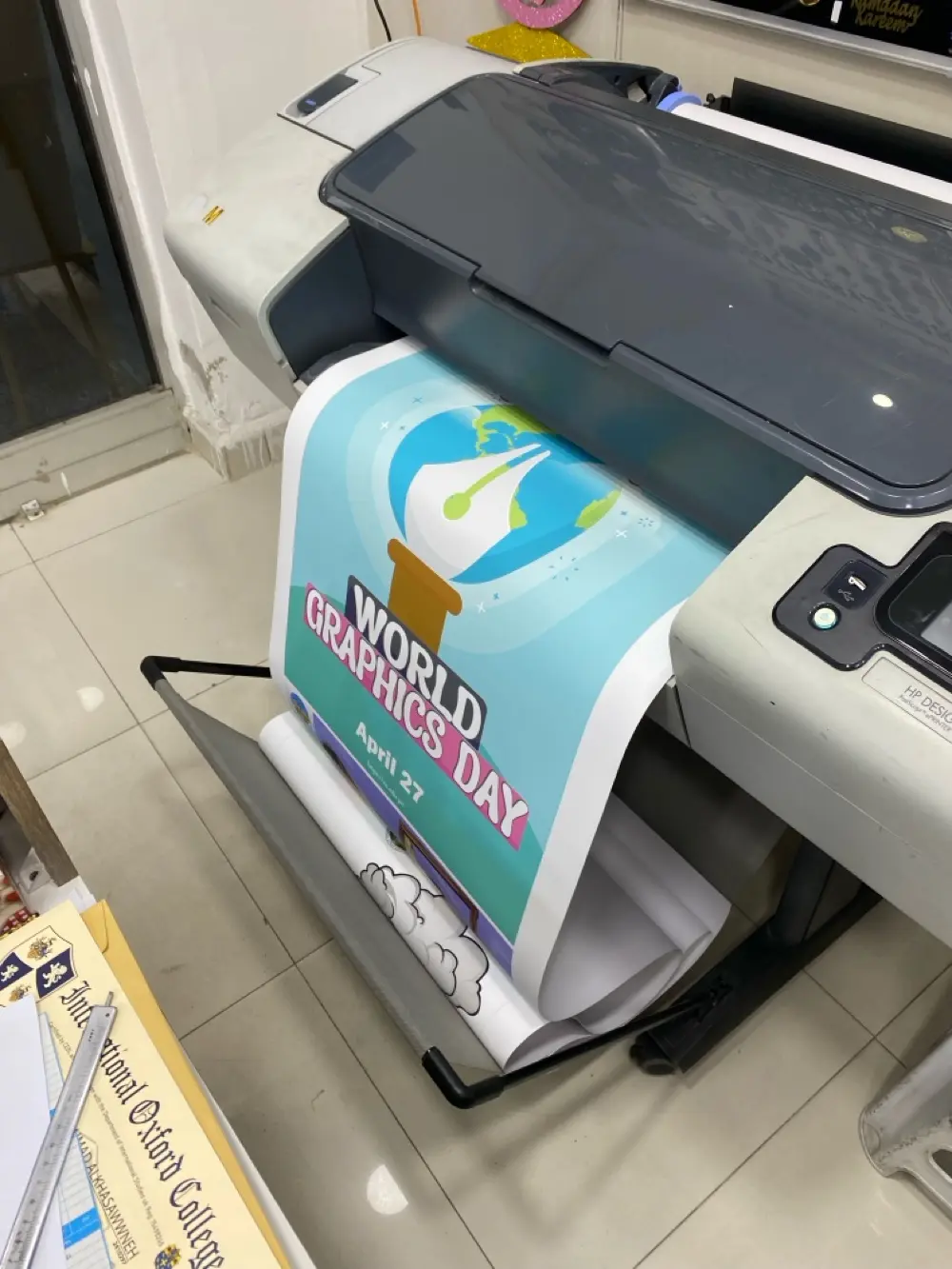 ماكينات طباعه البوسترات والجداول والمخططات الهندسيه