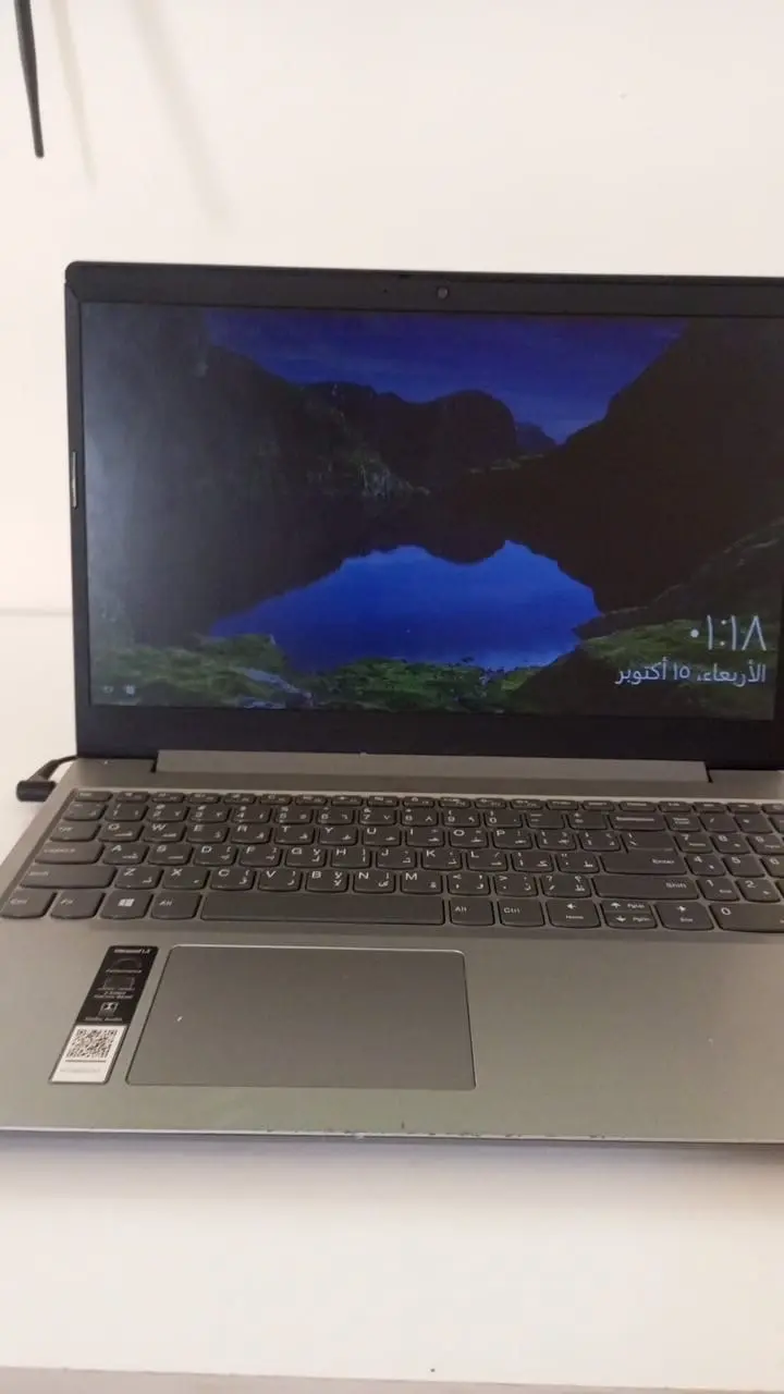 لابتوبLenovo، نظيف وشغال تمام، مواصفاته حلوة وسعره مناسب في بس الضربة الموجودة ب