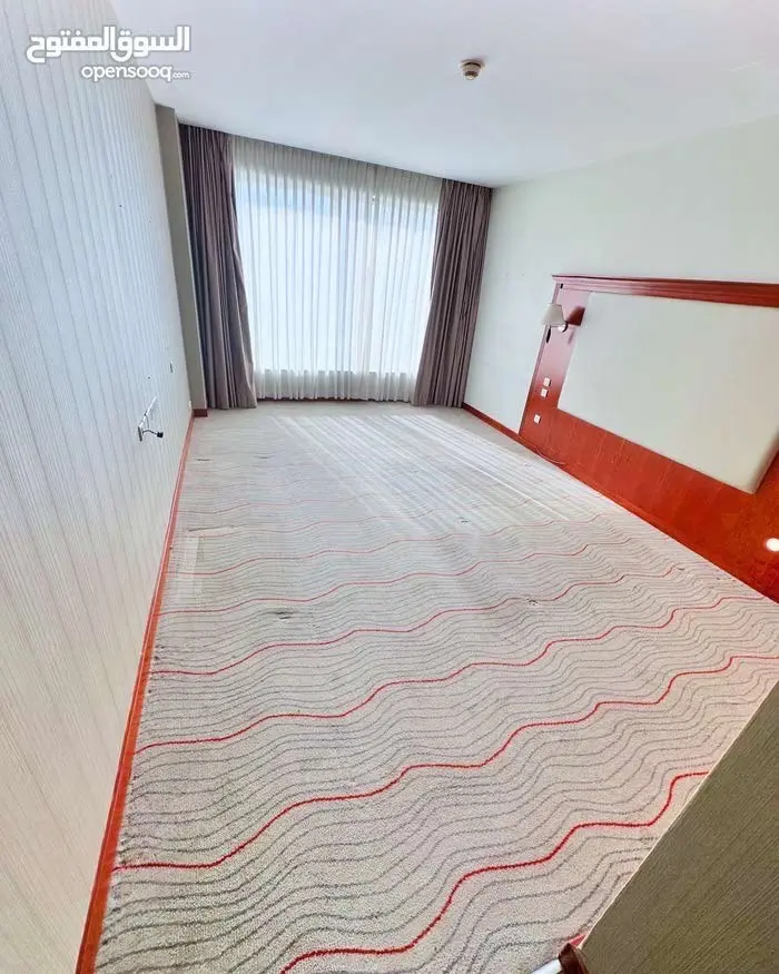 موكيت فاخر للبيع مساحة كل قطعة ٤*٤ تقريبا مع لبادة لعزل الحراره والرطوبة للبيع