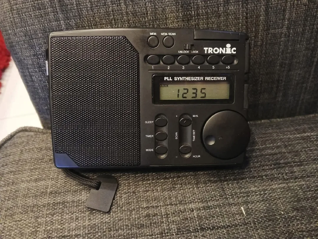 البيع في الاردن.راديو ديجتال ترونك ألماني tronic مع شاشه مضيئه قوة سحب قنوات  عا