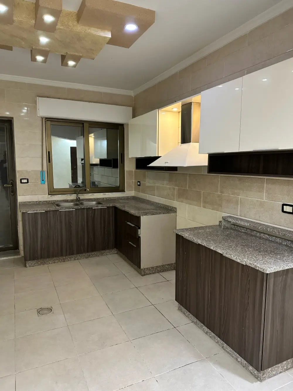 شقه مميزه للايجار قرب اسواق MK الراهبات الورديه/مساحه 165 مناسبه للطلبه الوافدين