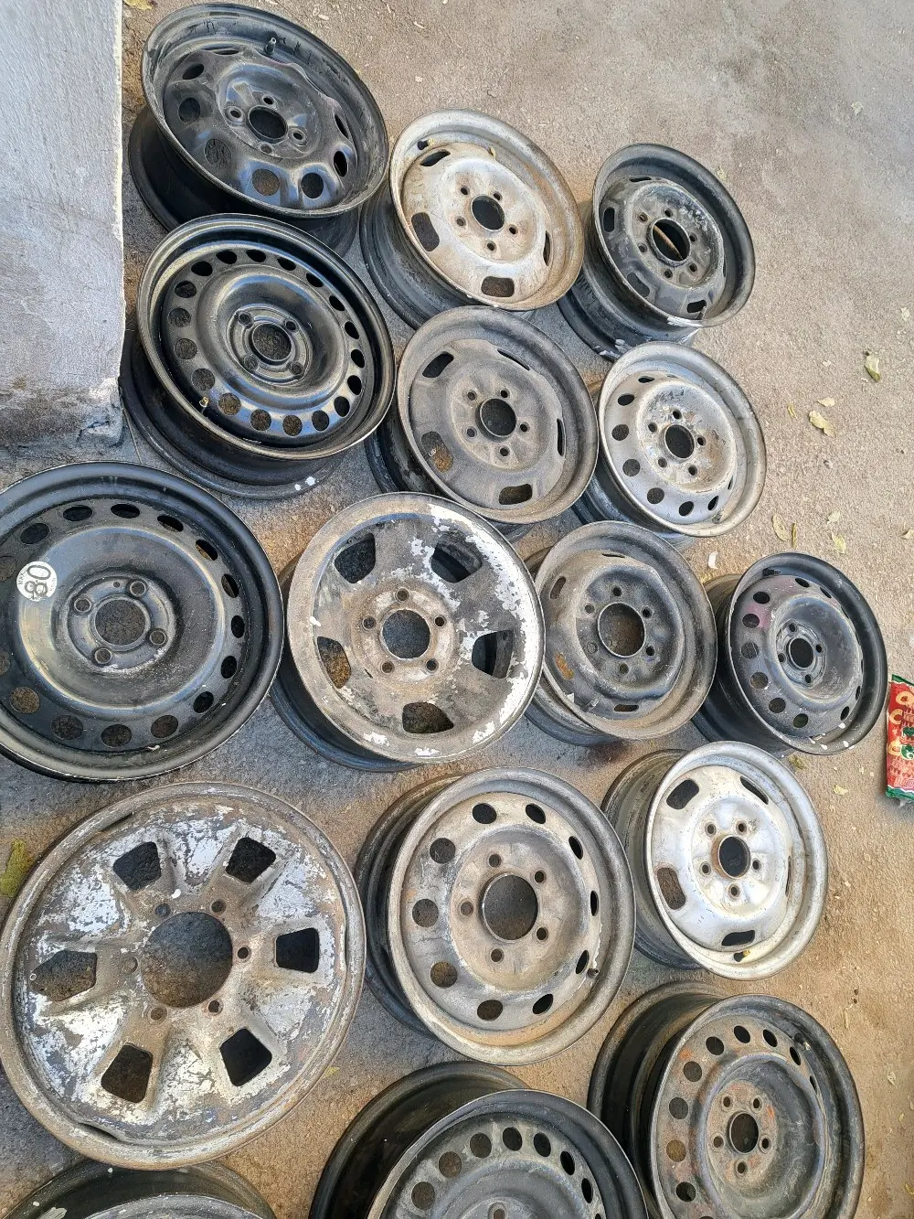 جنطات مشكلة للبيع كامل العدد ٢٣ جنط السعر 70دينار