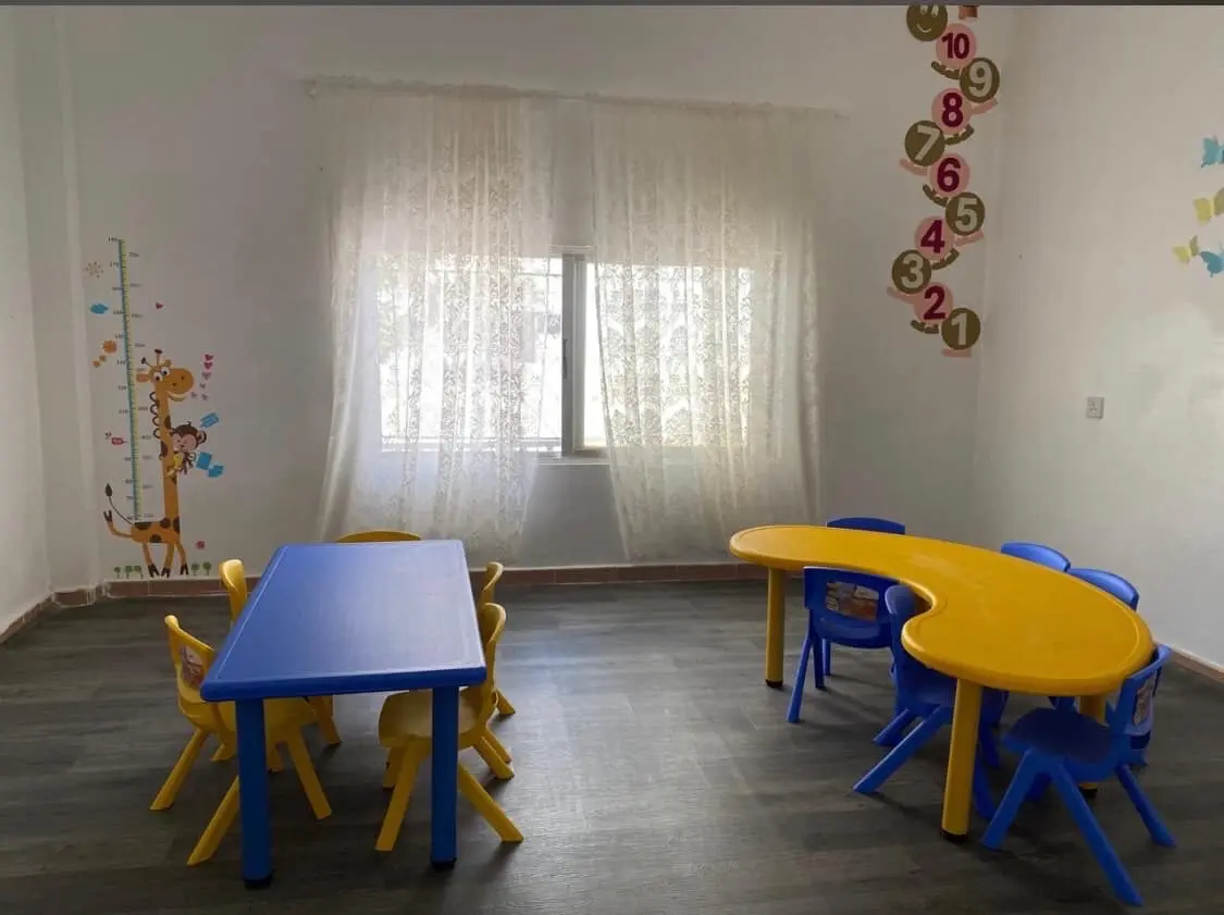 طاولة اطفال كدني عطم فايبر رحلين حديد بتوسع 8 كراسي عظم