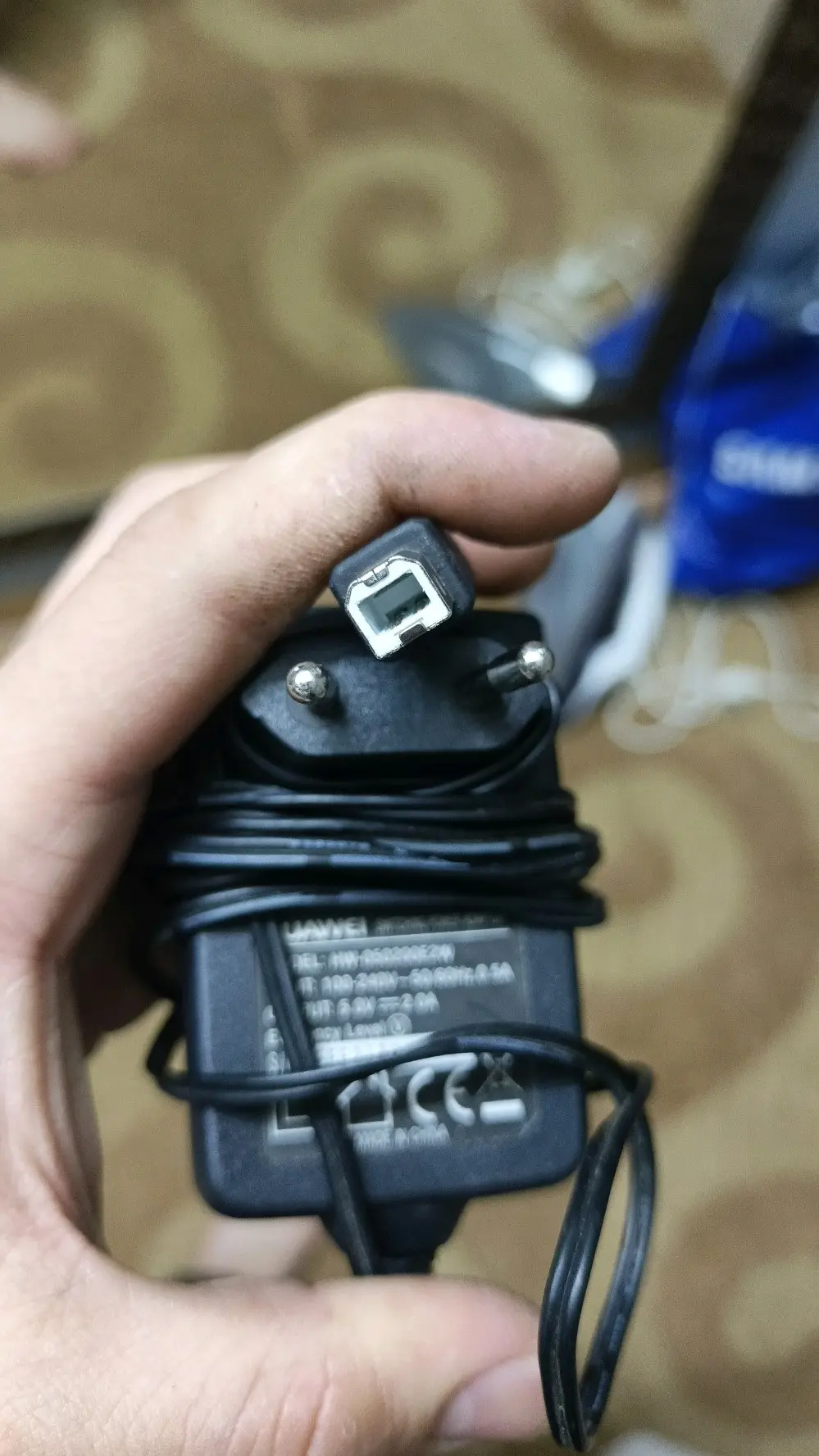 كيبلات و محولات و شواحن  للبيع