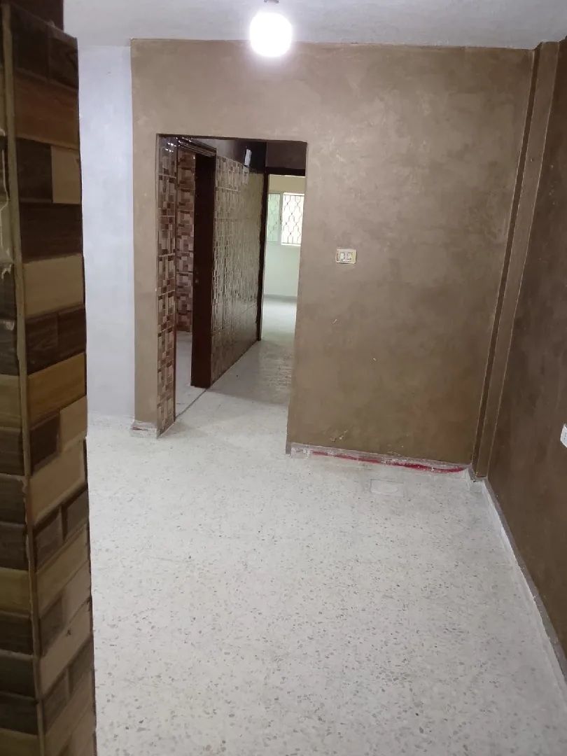 بيت للبيع في منطقه الصناعه النزهه عند مدرسه عبد الحميد شرف بسعر مناسب ٣غرف ومطبخ