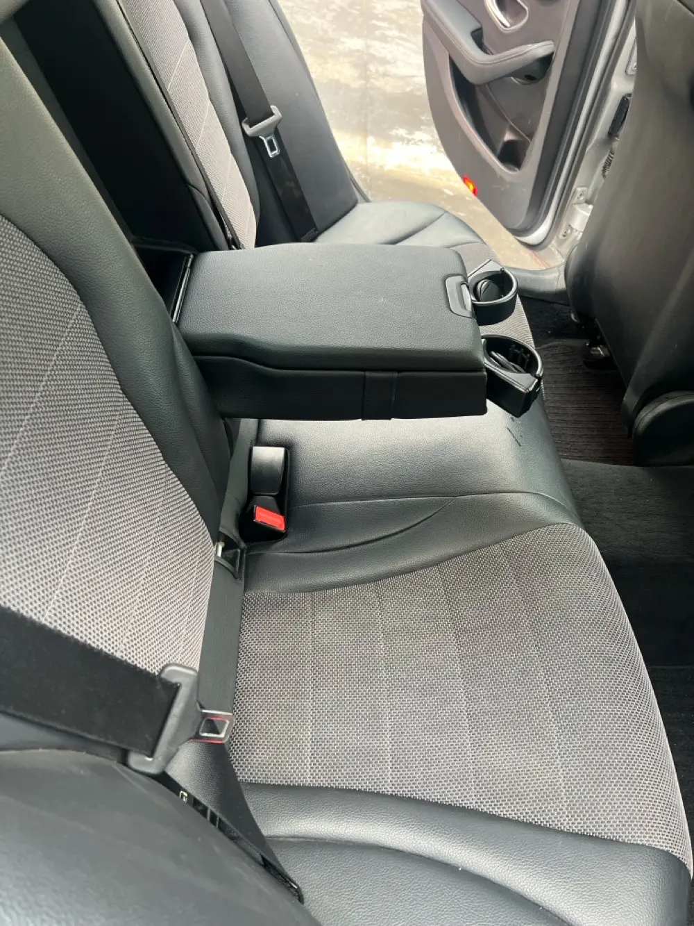 مرسيدس C200 موديل 2020 بحالة الوكالة ( للبيع )