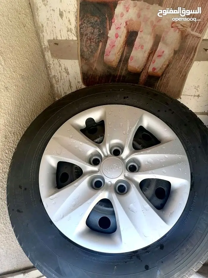 جنط 15 اصلي مع 4 فردات كوشوك بحالة جيدة و 4 طاسات أصلية