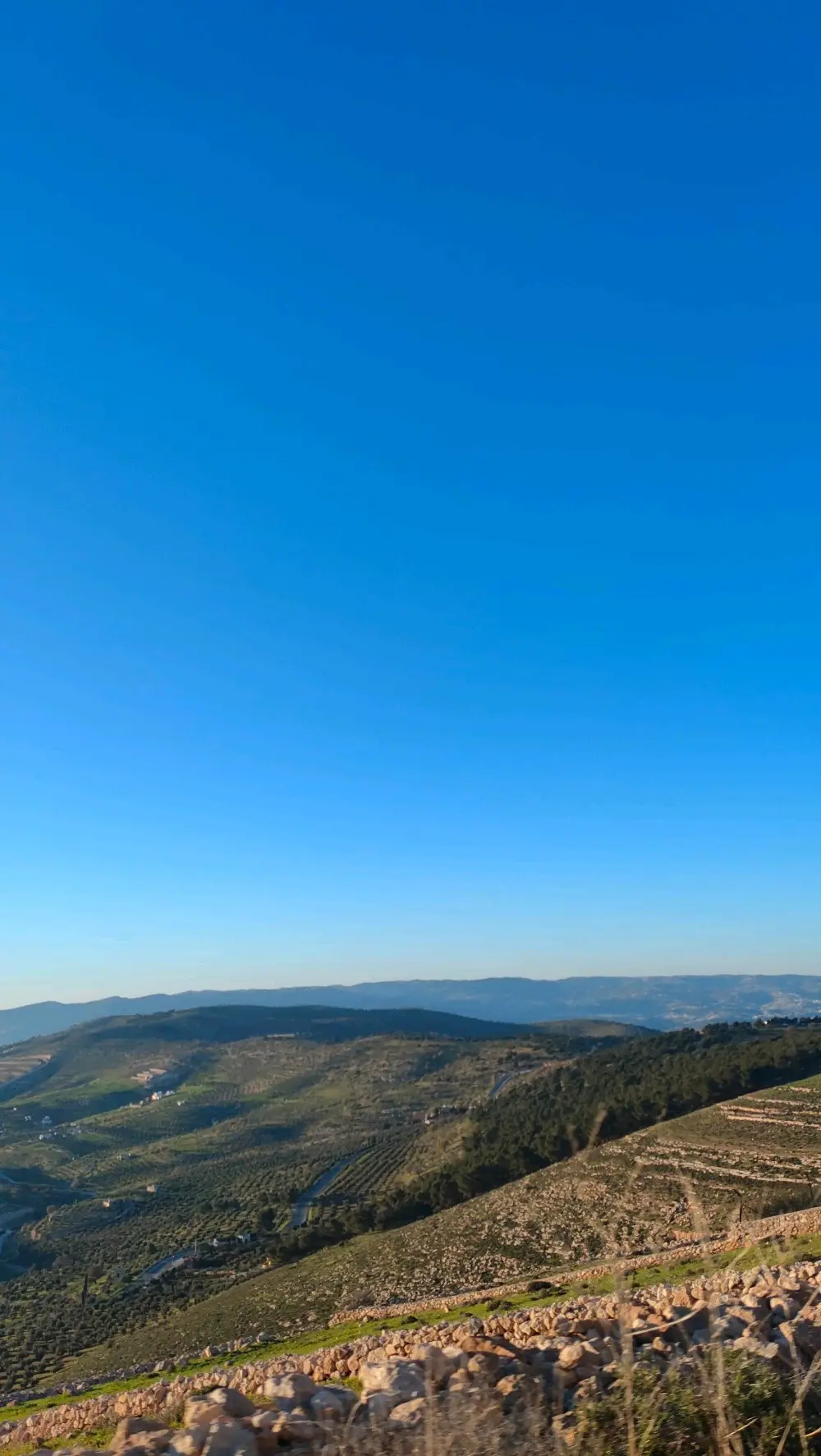 أرض للبيع في الكمشة من المالك مباشرة قمة جبل و إطلالة غربية بانورامية