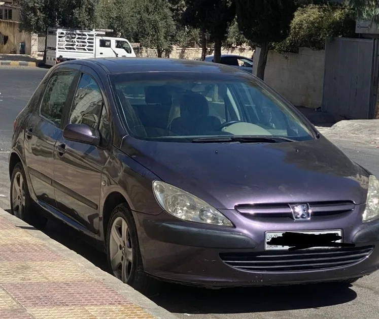 سيارة بيجو 307 موديل 2005 اوتوماتيك بحاجة جير سعة المحرك 1600اللون باذنجاني بطار
