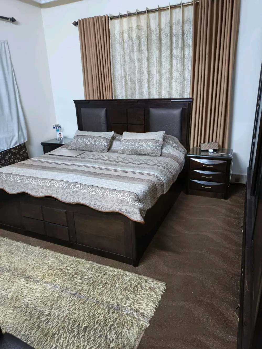 عماره منطقه عمان جبل المناره ٤ طوابق مع روف مسطح الف متر مساحه الارض ٥٣٥ متر مكو