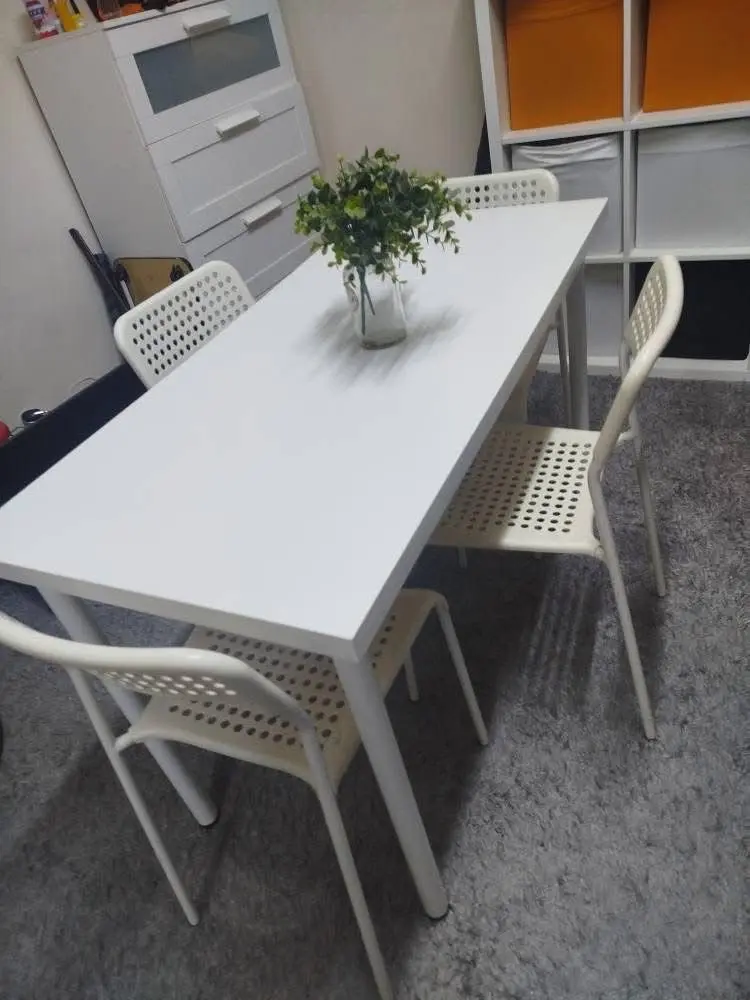 طاولة مع ٣ كراسي