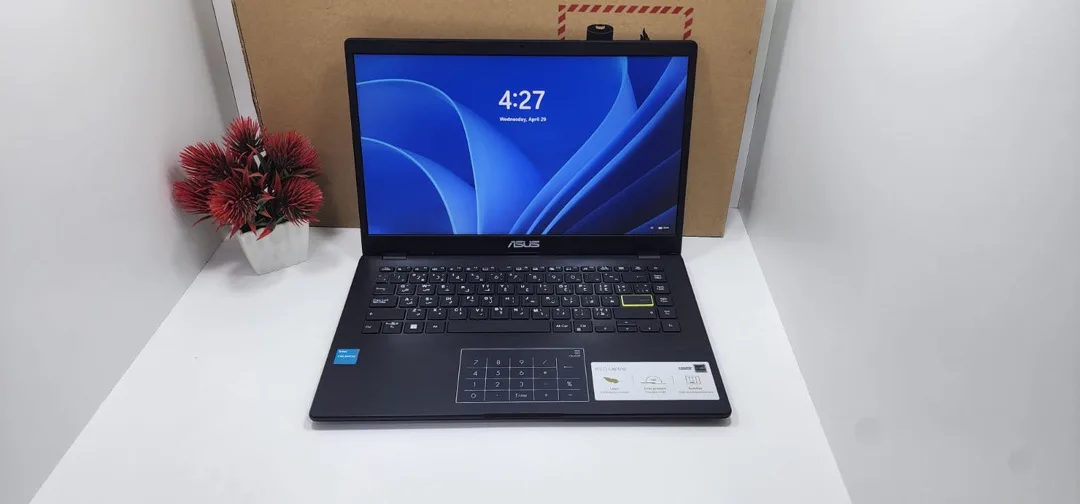 لابتوب asus  استعمال خفيف جدا ((مكفووول ))  مع جميع اغراضه للبيع ممتاز  للاعمال