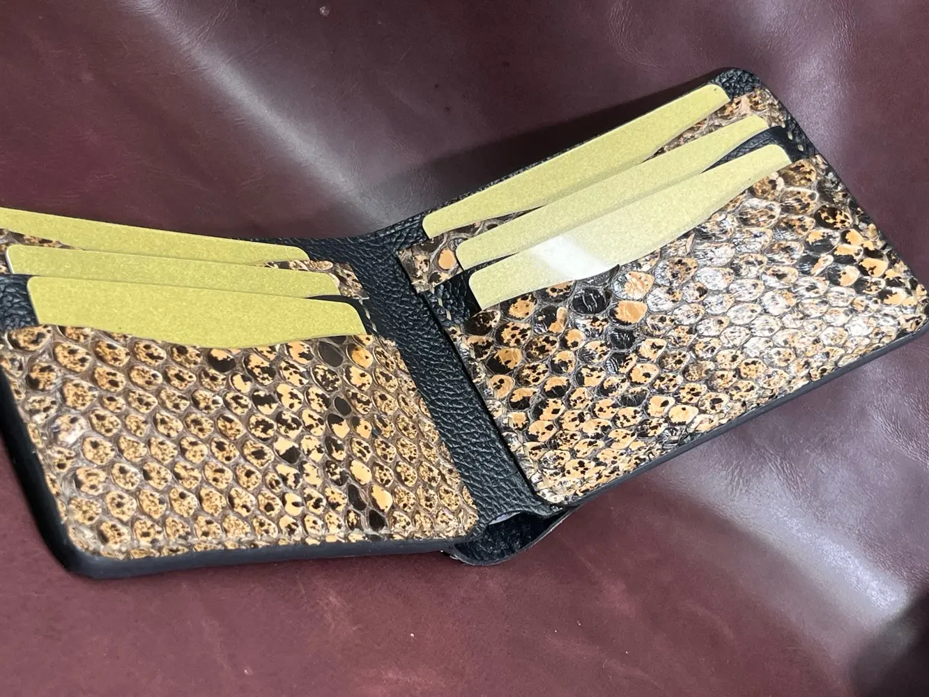 محافظ جلد طبيعي هاند ميد