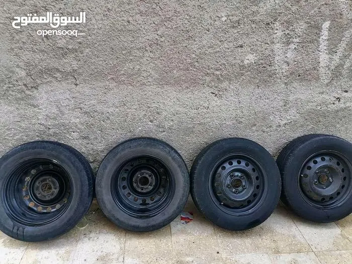 جنط 15 اصلي مع 4 فردات كوشوك بحالة جيدة و 4 طاسات أصلية