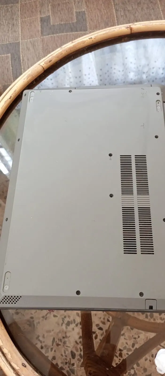 لابتوبLenovo، نظيف وشغال تمام، مواصفاته حلوة وسعره مناسب في بس الضربة الموجودة ب