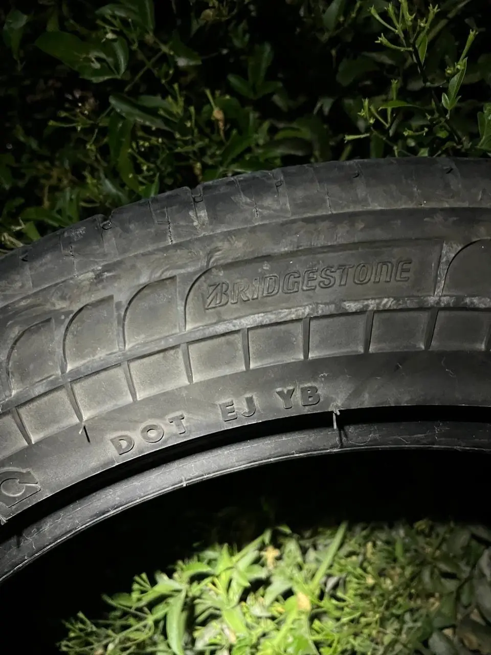 ٤ فردات كوشوك نوع بريجستون مقاس 235/50  R20