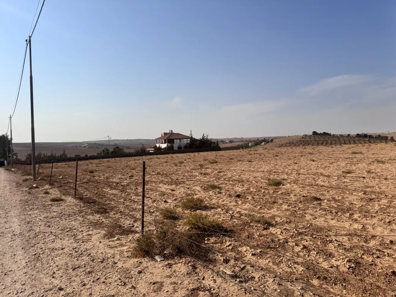 قطعة ارض مميزه تبعد عن المطار ١٥ كم