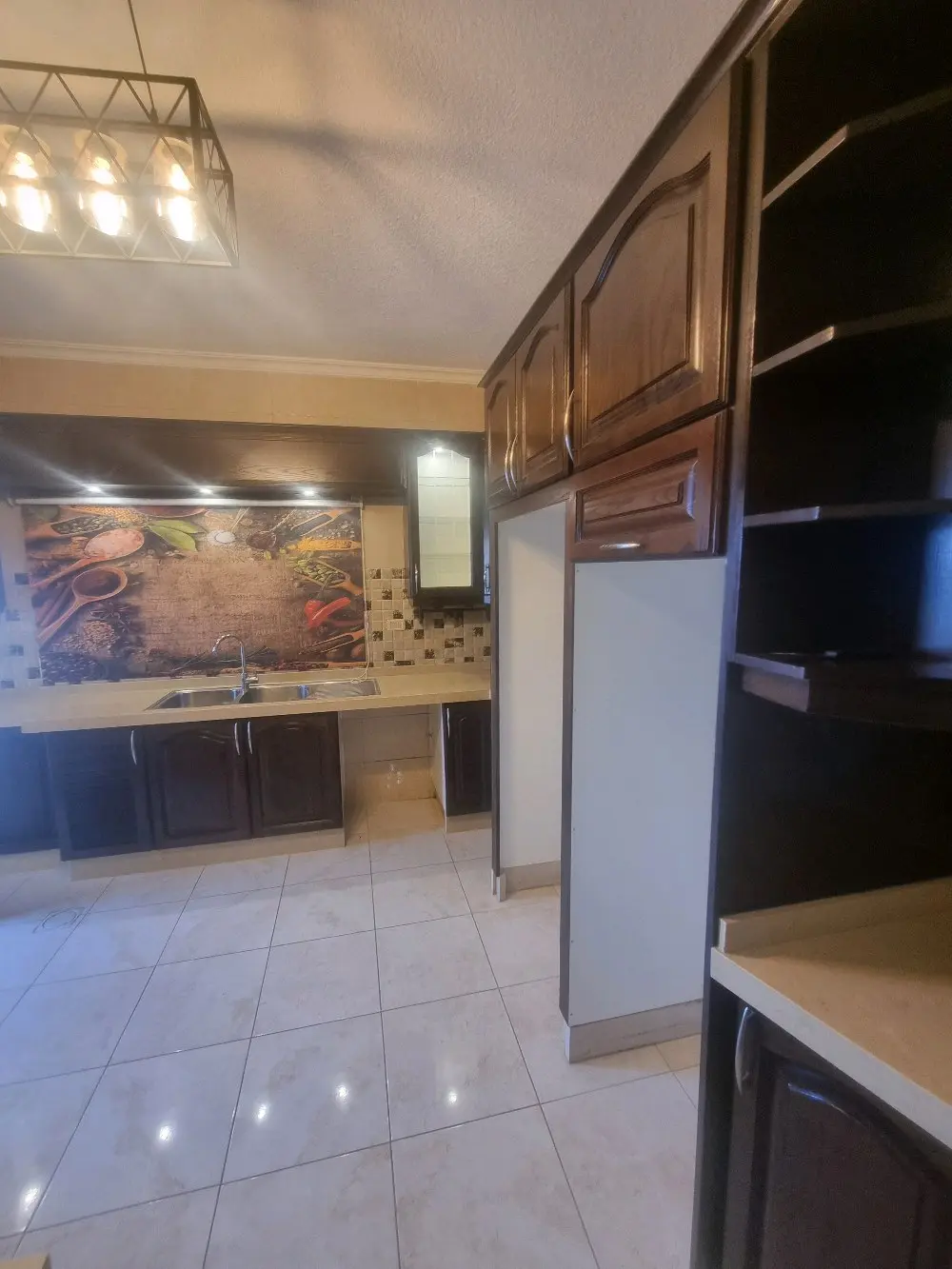 من المالك شقة طابق ثاني مساحة ١٧٧  عمان البيادر اول ابو السوس خلف مسجد حسين خواج