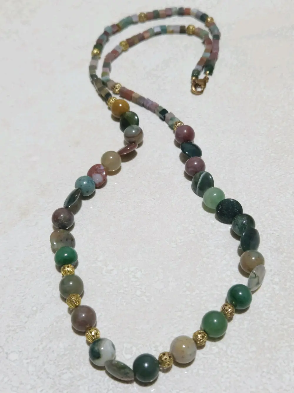 عقد من العقيق الطبيعي