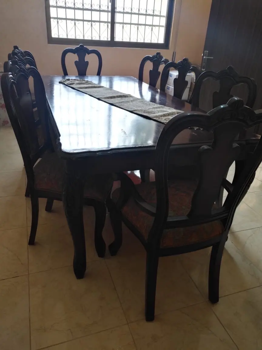 غرفة سفرة خشب زان وبلوط بحالة جديدة  استخدام بسيط 8 مقاعد وبوفيه