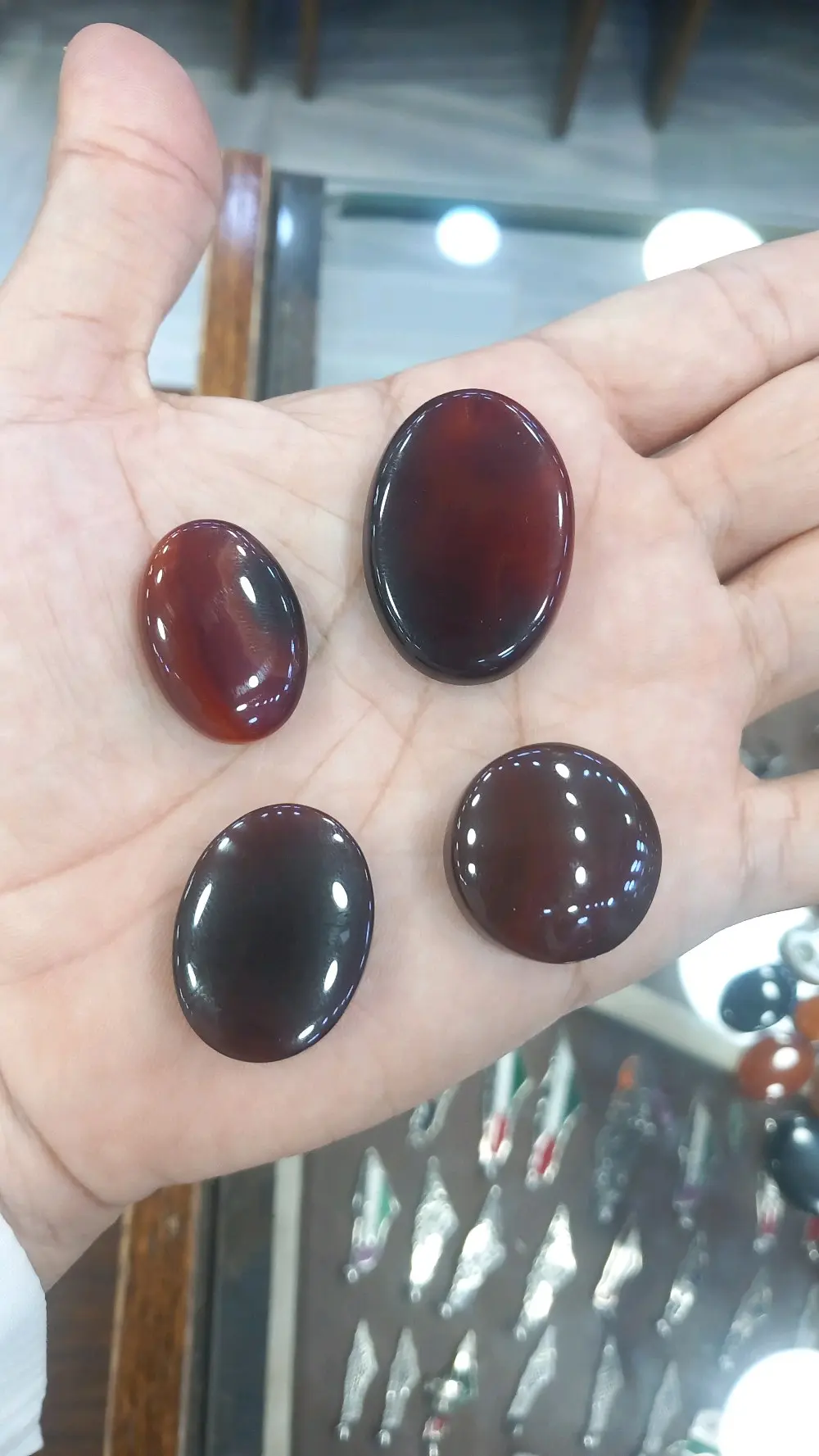 قلائد وتعليقات أحجار كريمة