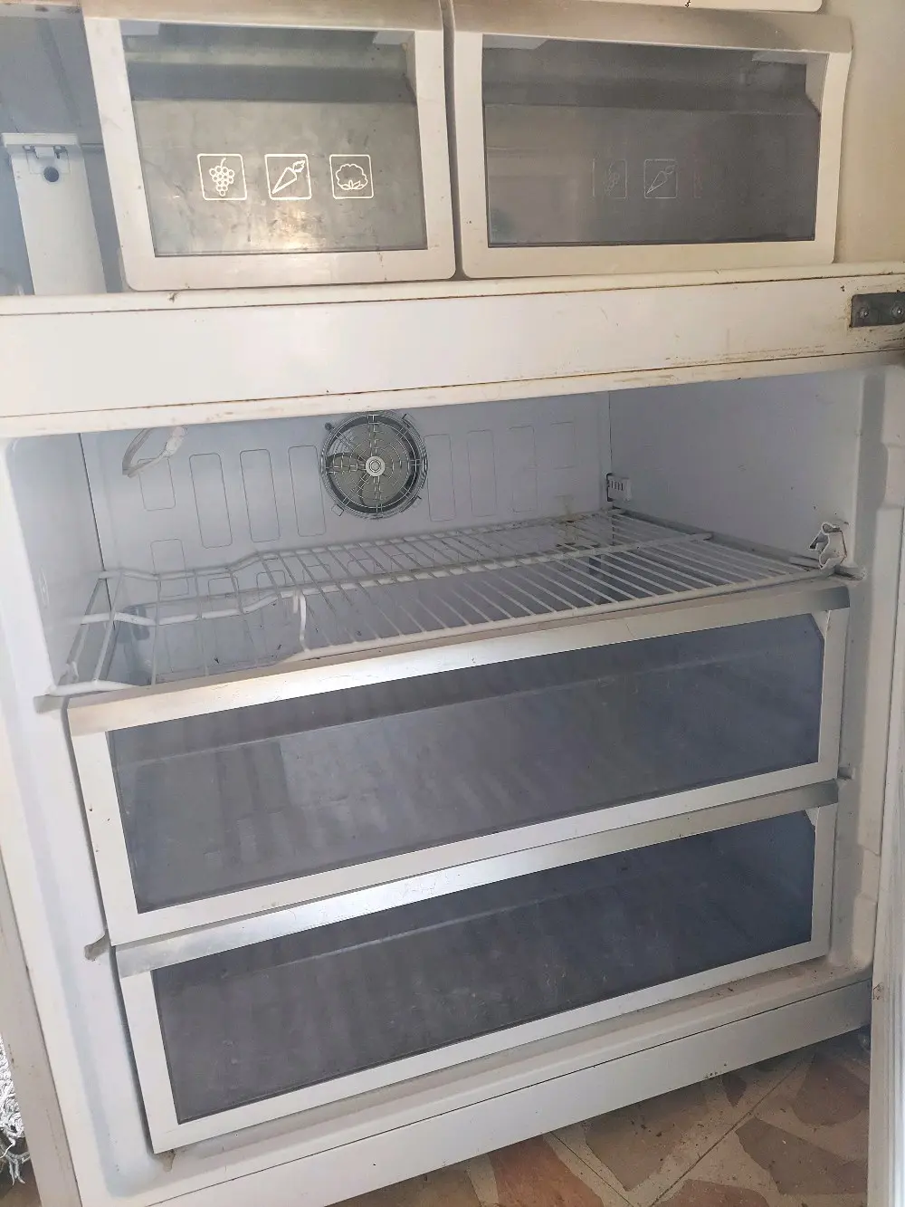 ثلاجة بيكو حديثة مع شاشة