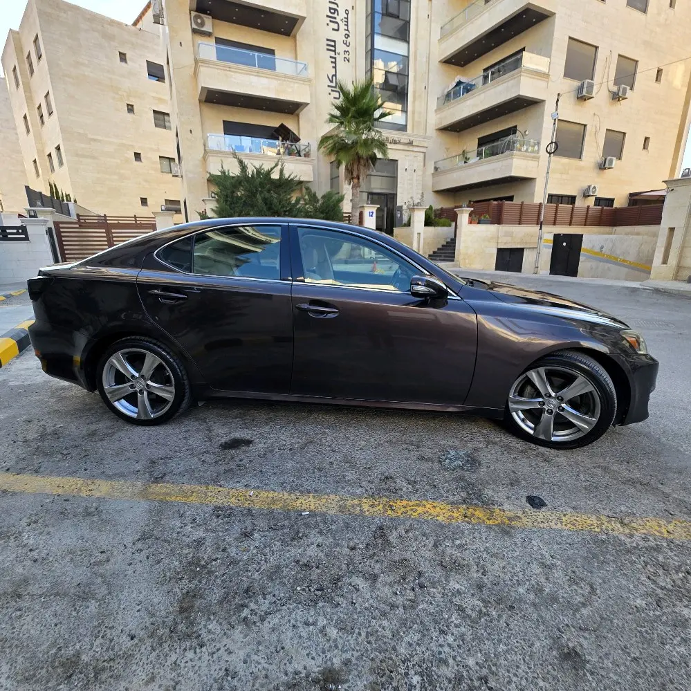 لكزس is250 موديل 2012 اعلى مواصفات ممشى قليل بسعر مميز