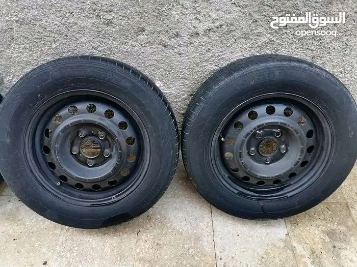 جنط 15 اصلي مع 4 فردات كوشوك بحالة جيدة و 4 طاسات أصلية