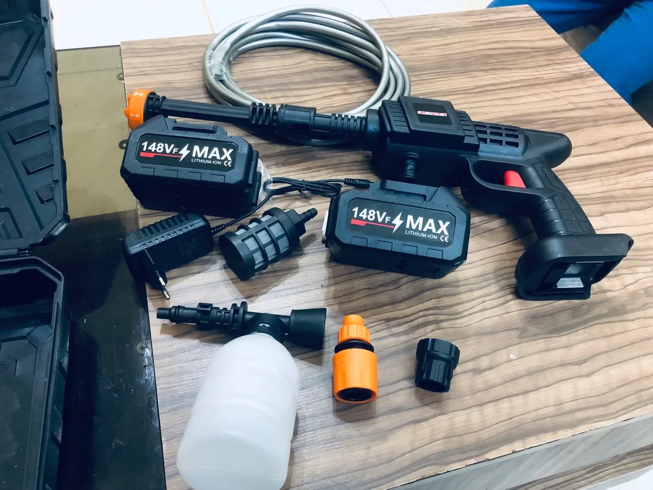 مكينة غسيل السيارة مضخة غسيل شحن مع بطاريتين ب17 دينار