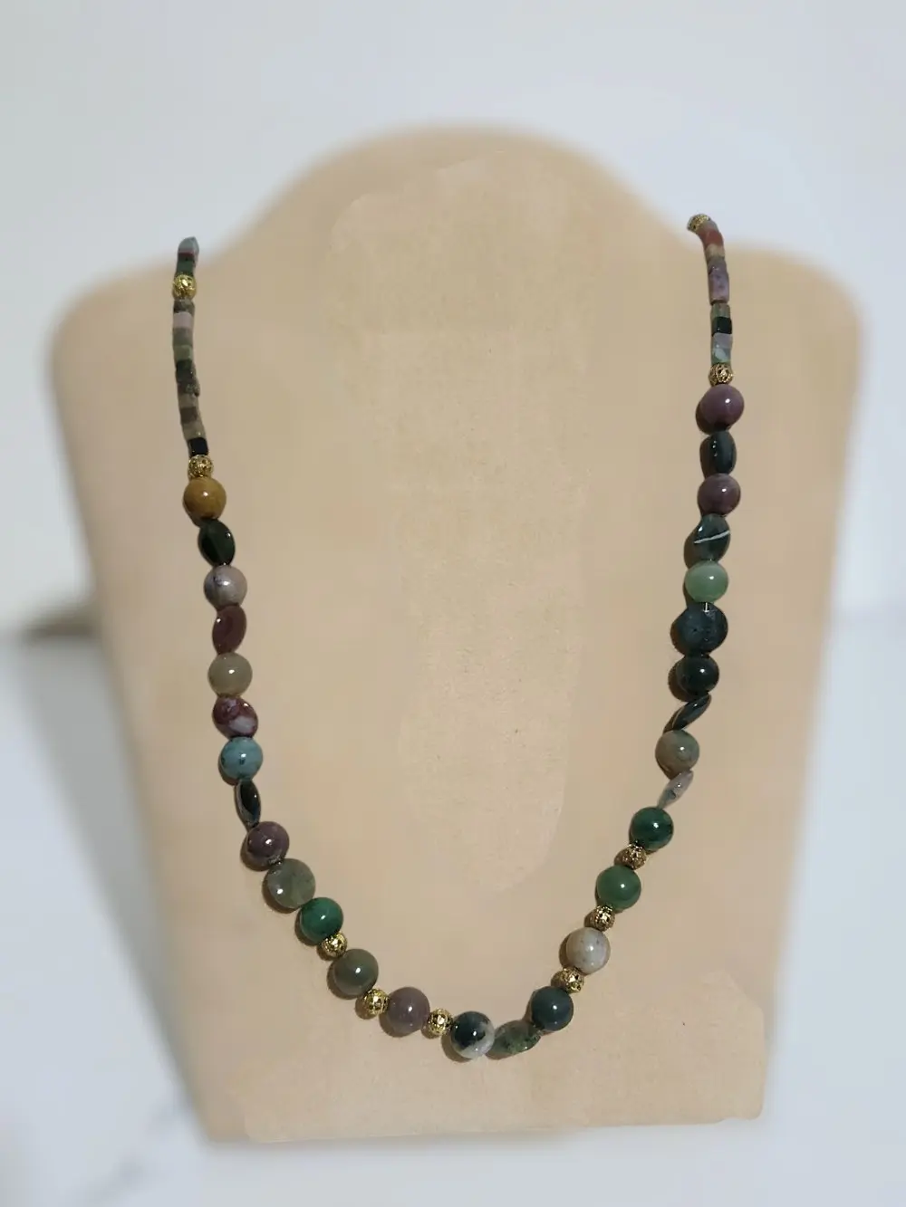 عقد من العقيق الطبيعي