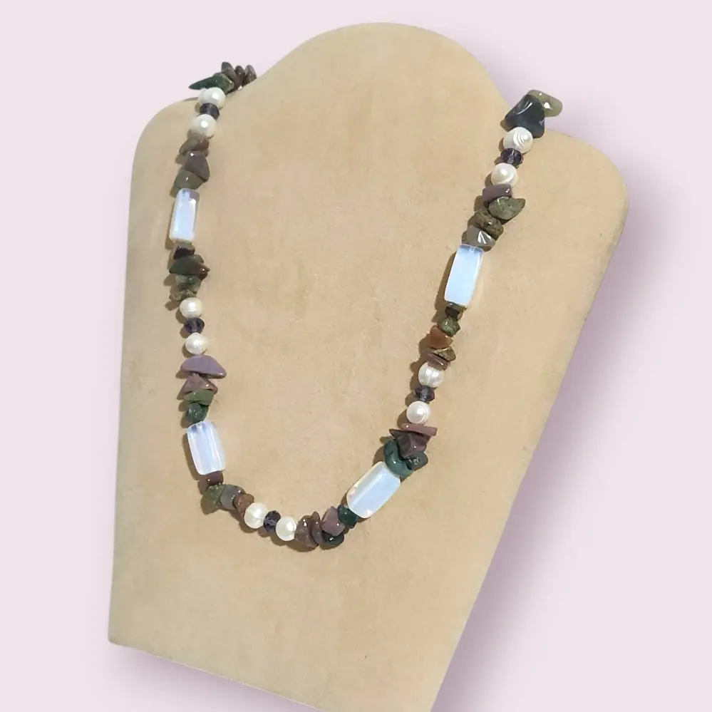 قلادة تشكيلة من الاحجار الطبيعية