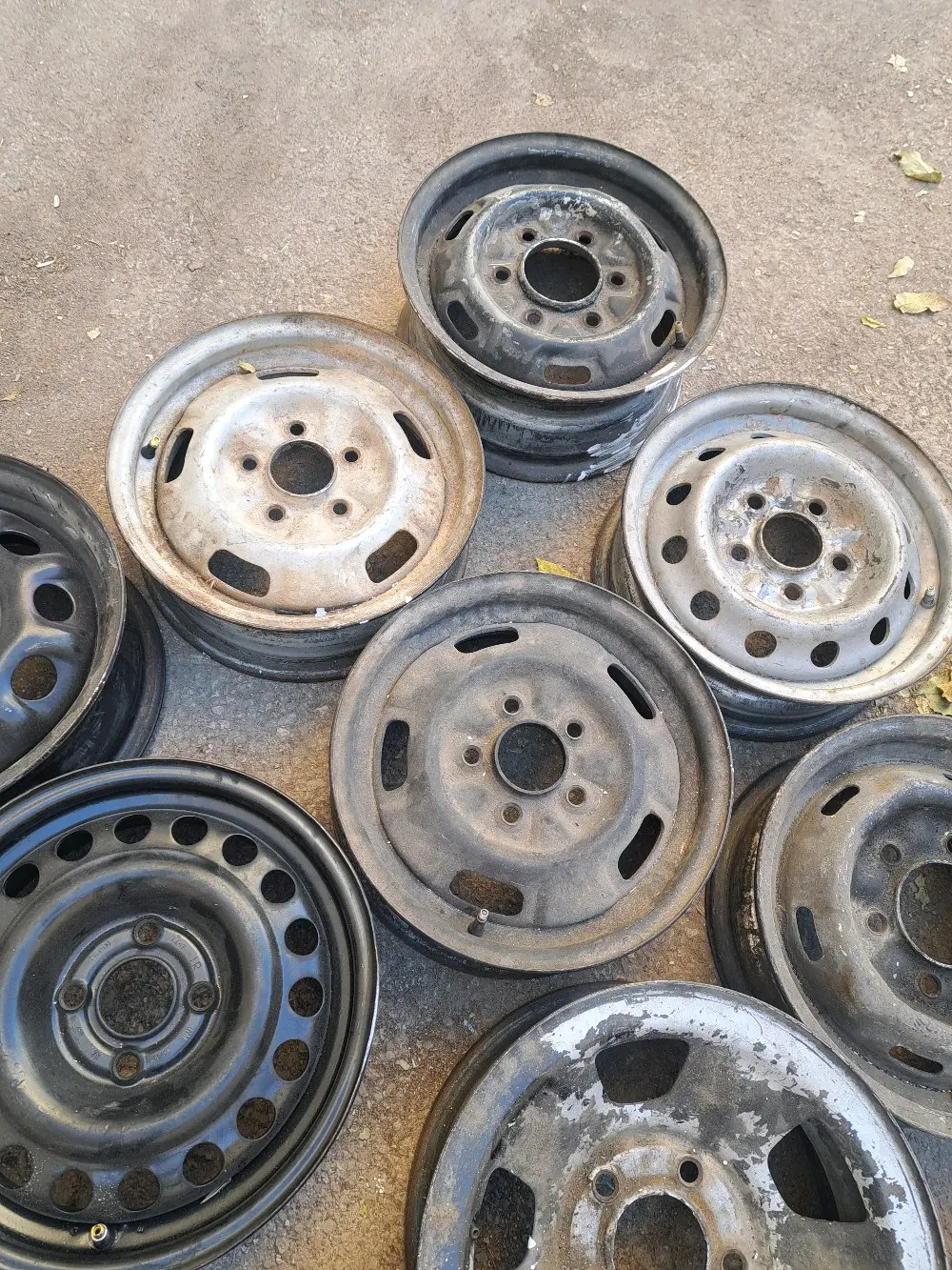 جنطات مشكلة للبيع كامل العدد ٢٣ جنط السعر 70دينار