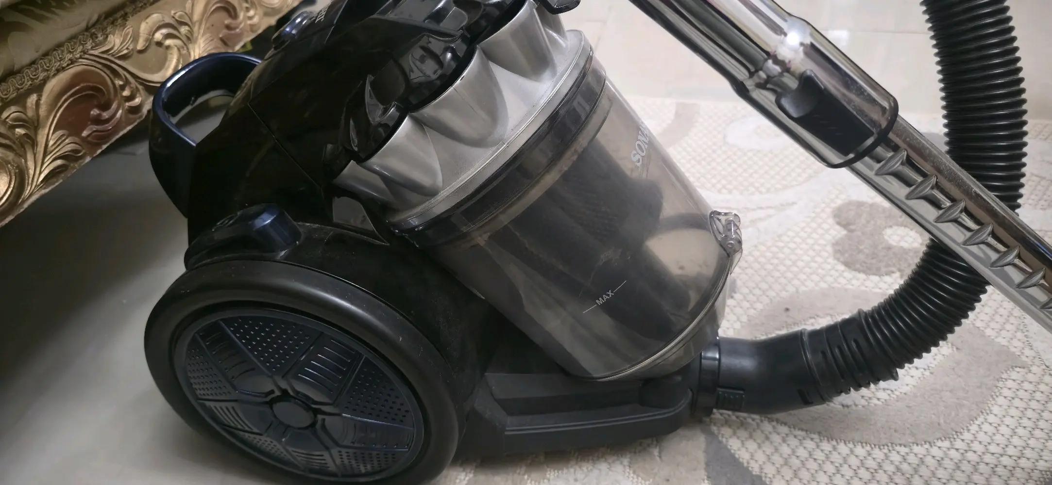 مكنسة كهربائية سوناشي 2000 للبيع استخدام سنة مستعمل ... الببع مستعجل