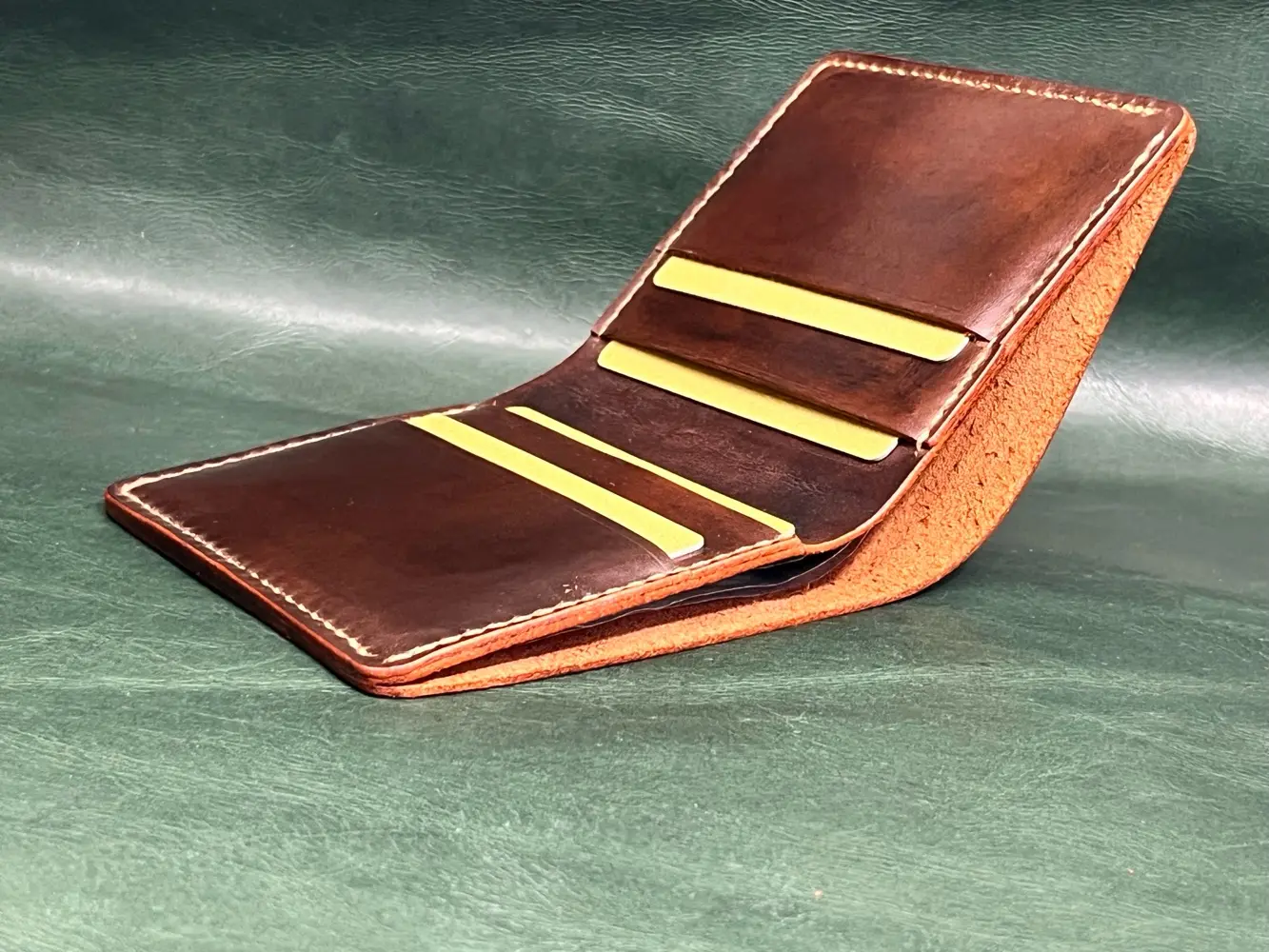 محافظ جلد طبيعي هاند ميد