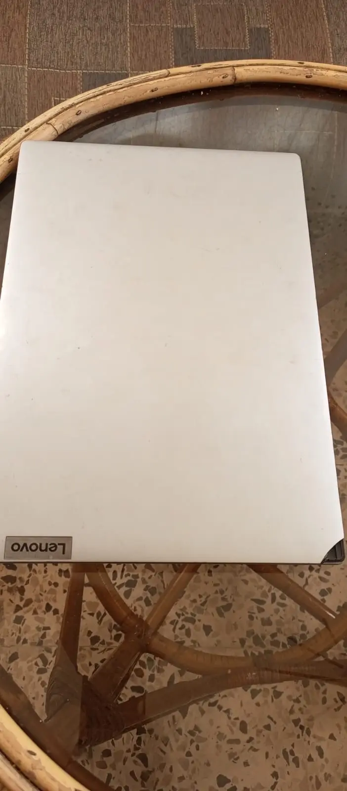 لابتوبLenovo، نظيف وشغال تمام، مواصفاته حلوة وسعره مناسب في بس الضربة الموجودة ب