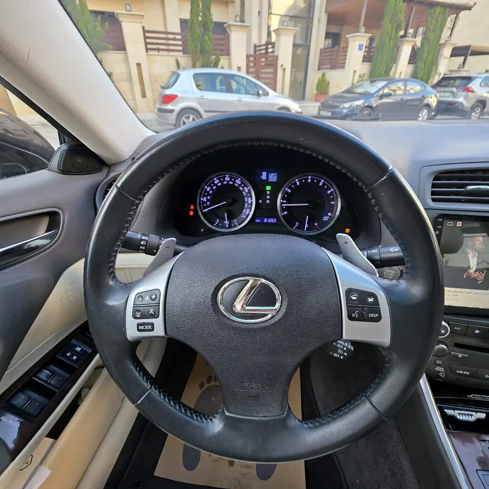 لكزس is250 موديل 2012 اعلى مواصفات ممشى قليل بسعر مميز
