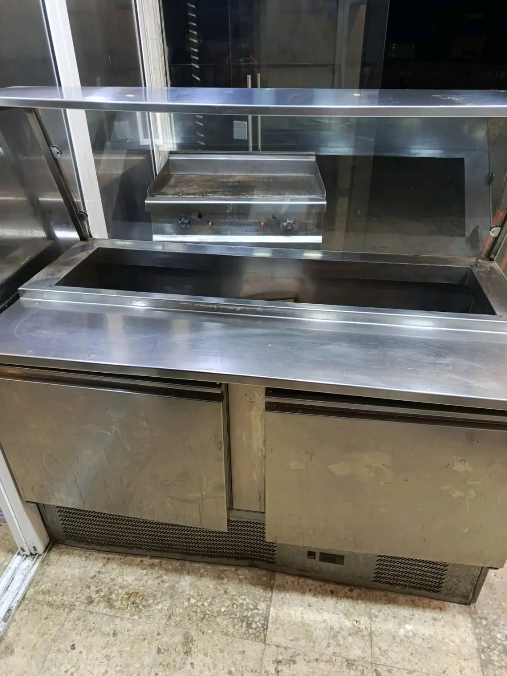 عده مطعم للبيع