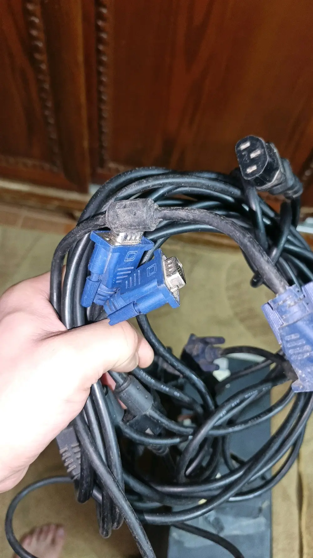 كيبلات و محولات و شواحن  للبيع