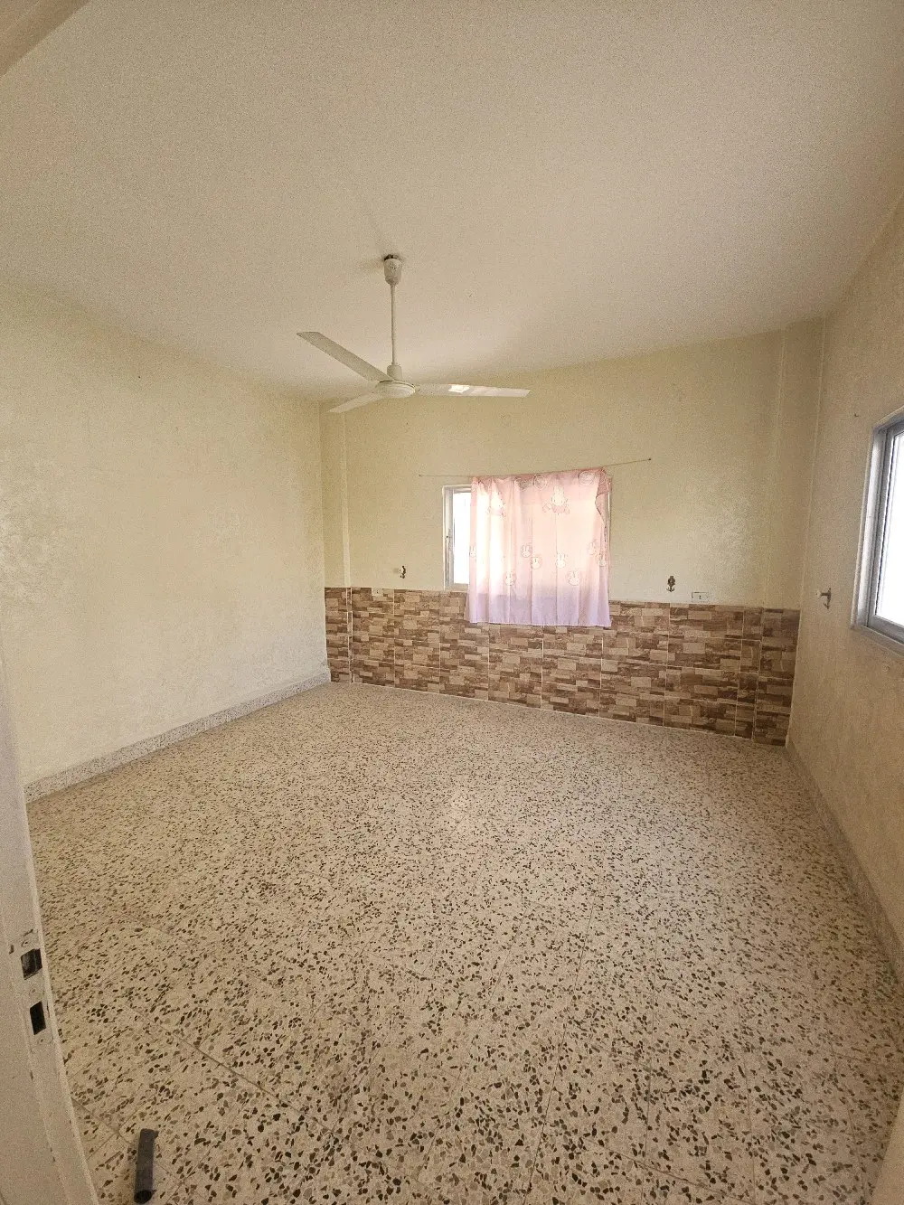 منزل مستقل منطابقين مع قطعة ارضجاهزة للبناءعلى الشارع