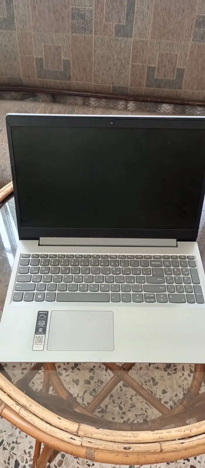 لابتوبLenovo، نظيف وشغال تمام، مواصفاته حلوة وسعره مناسب في بس الضربة الموجودة ب