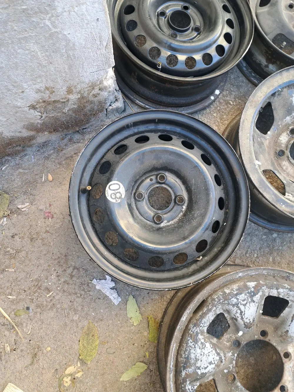 جنطات مشكلة للبيع كامل العدد ٢٣ جنط السعر 70دينار