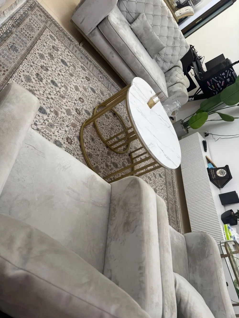 صالون للبيع