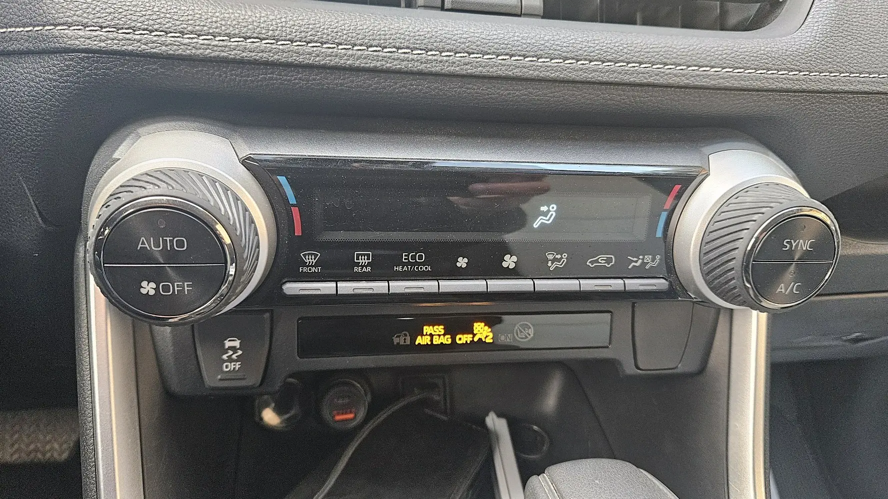 تويوتا راف 4 موديل 2024 LE   4*4 بحالة الوكاله