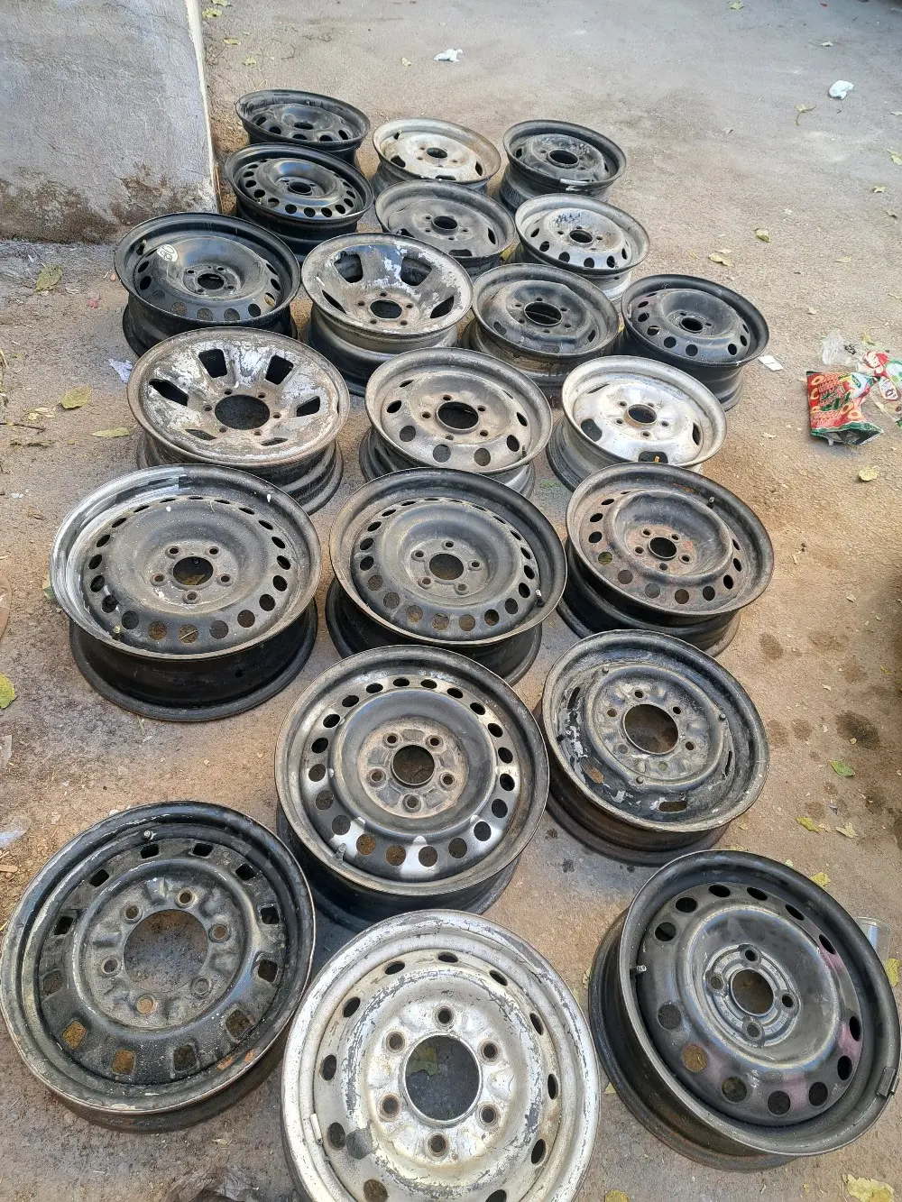 جنطات مشكلة للبيع كامل العدد ٢٣ جنط السعر 70دينار