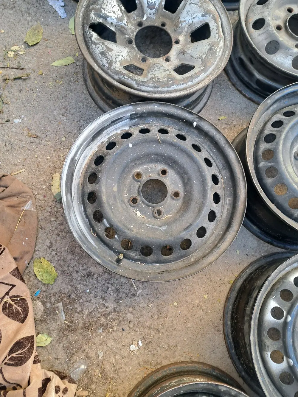 جنطات مشكلة للبيع كامل العدد ٢٣ جنط السعر 70دينار