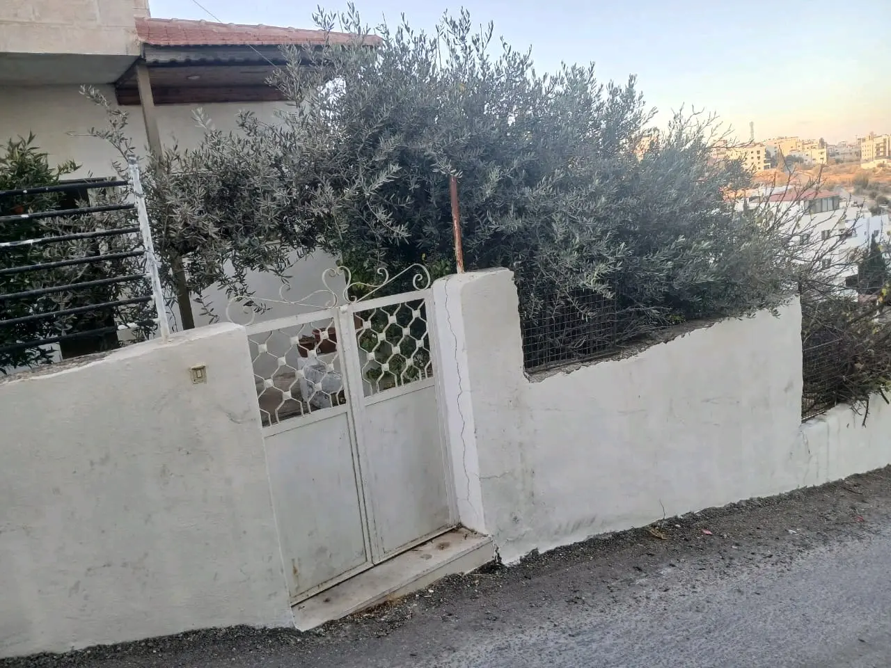 شقة أرضية مع ترس  غرفتين للايجار للعرسان