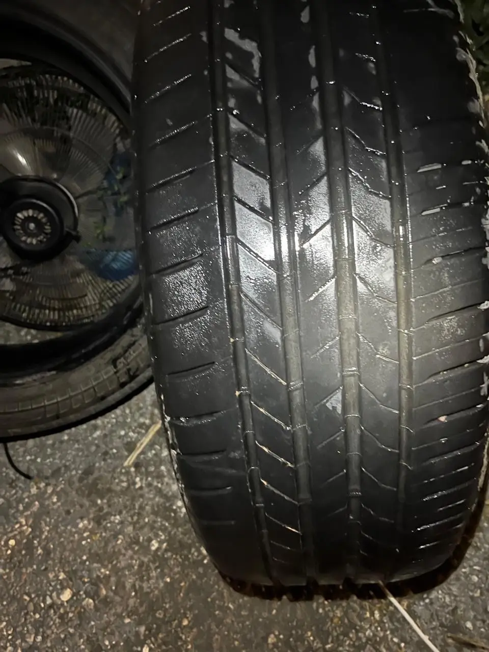 ٤ فردات كوشوك نوع بريجستون مقاس 235/50  R20