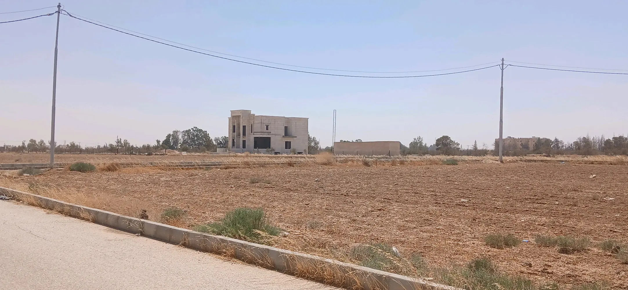 أرض مميزة قرب شارع المطار وجامعة إبن سينا الطبية