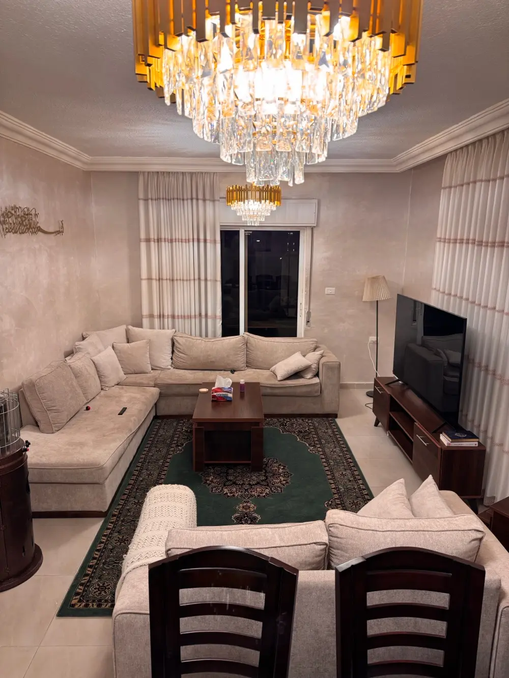 شقه طابق اخير وروف في الجبيهه الغربي بسعر مميز