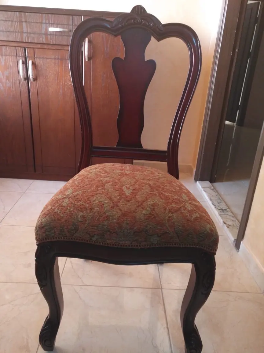 غرفة سفرة خشب زان وبلوط بحالة جديدة  استخدام بسيط 8 مقاعد وبوفيه